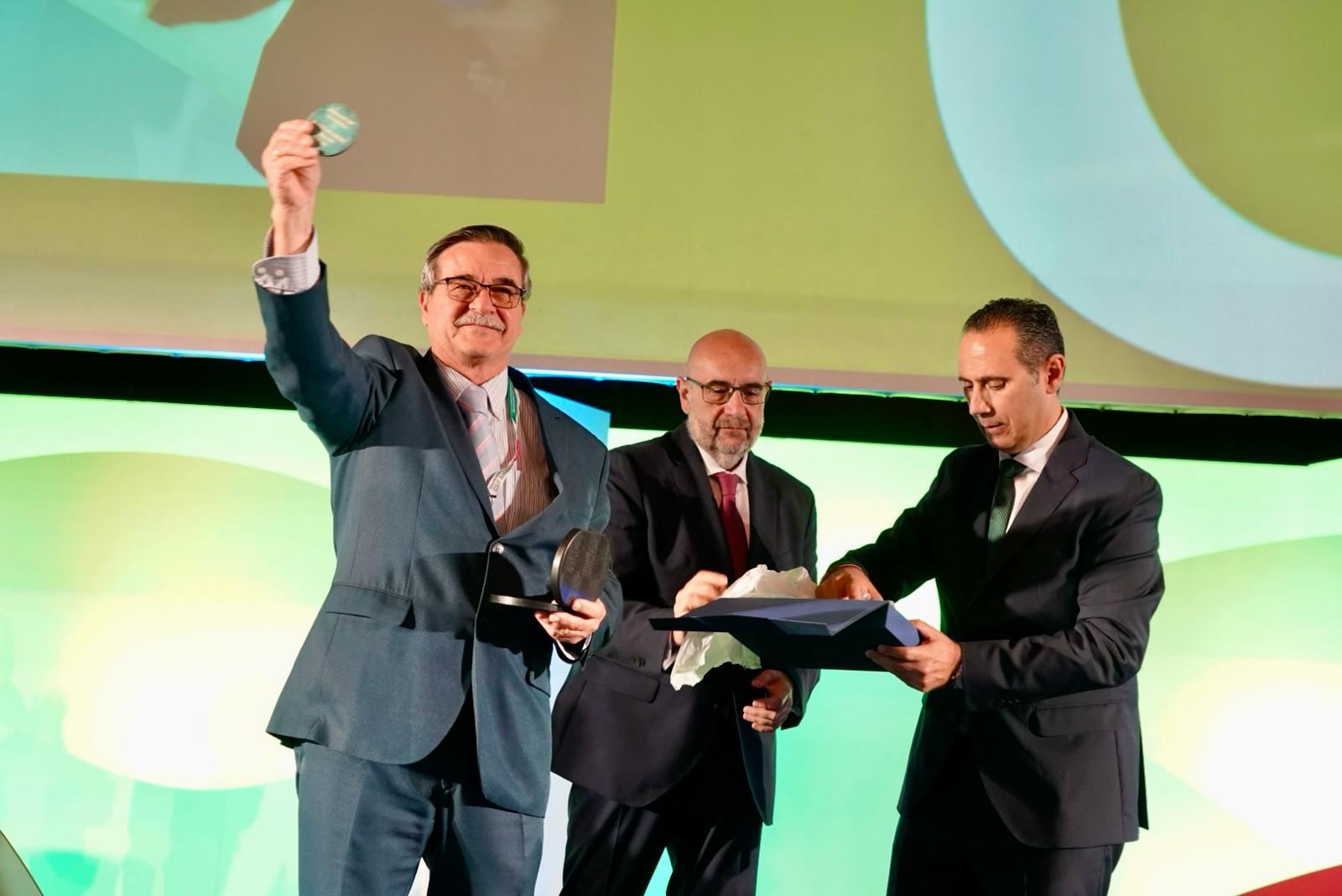 Juan Tapia recibe la medalla de CSIF en reconocimiento a sus 18 años como secretario general